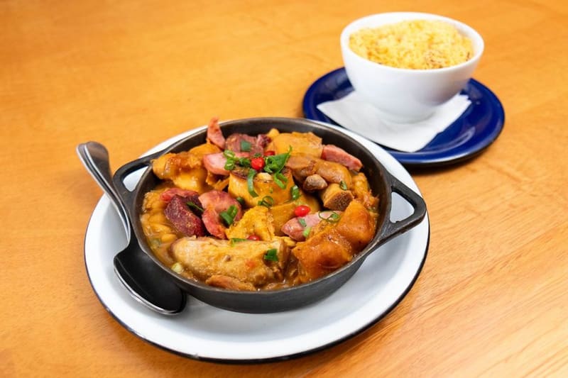 Brazilian Feijoada Rรกpida plated and ready to serve